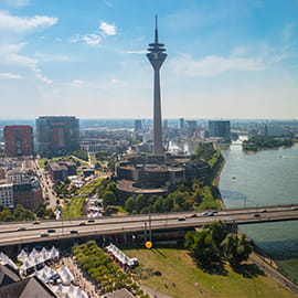 otevřením nové kanceláře v Düsseldorfu v Německu 2008